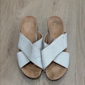 Vionic 8.5 White Crisscross Slide Sandals with Textured Upper